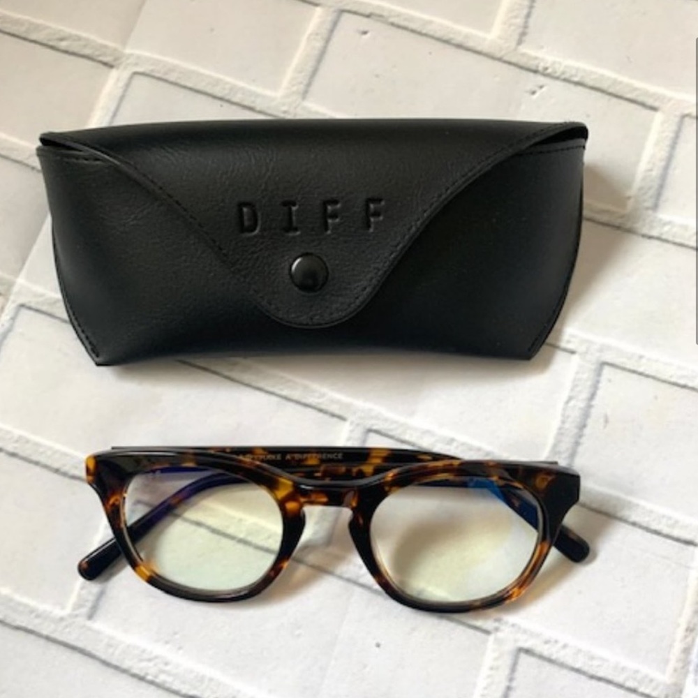 Great condition Callie DIFF Bluelight glasses
